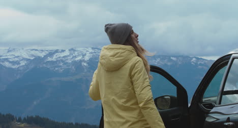 Mujer-saliendo-del-coche-01