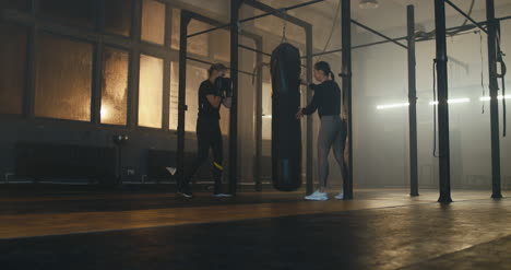 Saco-de-Boxeo-Mujer-con-Entrenador-01