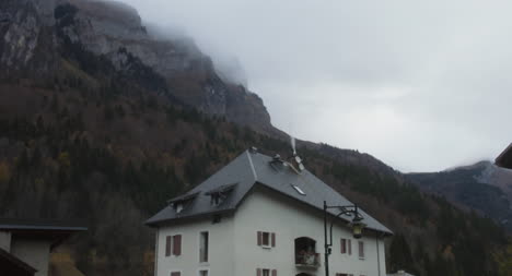 Kippen-Enthüllen-Aufnahme-Der-Berghütte