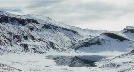 Verschneite-Berglandschaft