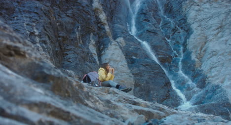 Wanderer-Beim-Picknick-Am-Wasserfall-02