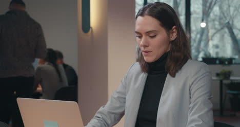 Mujer-en-traje-con-laptop-02