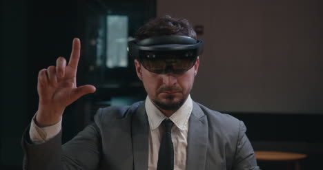 Businessman-Using-VR