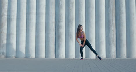 Mujer-estirando-en-ropa-deportiva