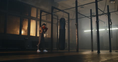 Frau-Und-Boxsack-Cinemagraph