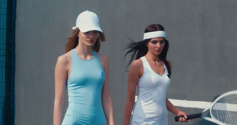 Tennis-Girls-Wall-Walking-01