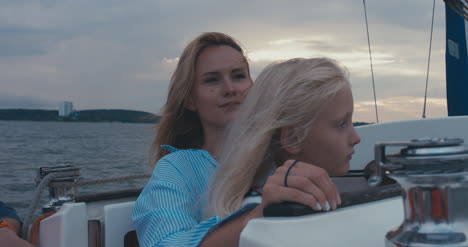 Mutter-Und-Tochter-Auf-Segelboot-03
