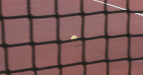 Pelota-de-tenis-rodando-por-la-cancha-01