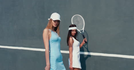 Tennis-Girls-Wall-Walking-04