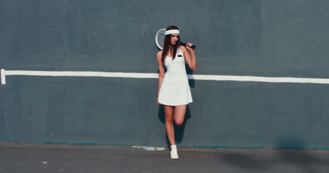 Tennis-Mädchen-Lehnt-Sich-An-Die-Wand-01