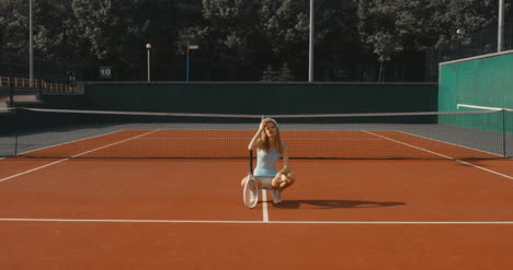 Tennismädchen-Posiert-06