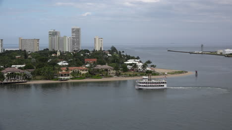 Florida-Fort-Lauderdale-Ausflugsschiff-Im-Hafen