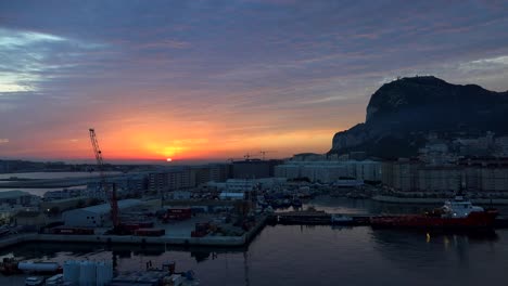 Sol-De-Roca-De-Gibraltar-Asomando-Por-Encima-Del-Horizonte