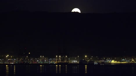 Gibraltar-Mond-Geht-Unter-Wolke