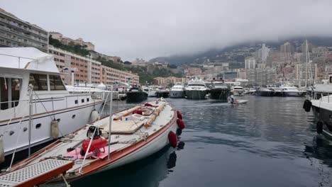 Monaco-Hafen-Mit-Festgemachtem-Segelboot