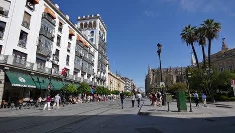 Sevilla-Konstitution-Straße-Mit-Menschen