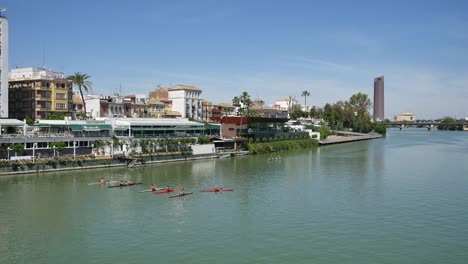 Sevilla-Guadalquivir-Fluss-Mit-Rudermuscheln