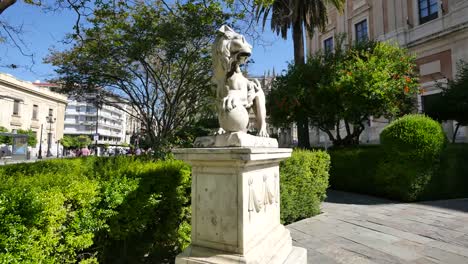 Parque-De-Sevilla-Con-La-Estatua-Del-León