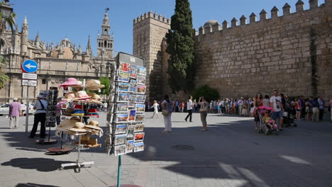 Sevilla-Postales-Pared-árabe-Y-Turistas