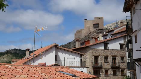 Spanien-Alcala-De-La-Selva-Burg-Jenseits-Der-Dächer