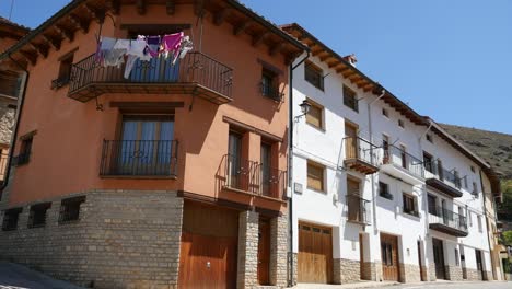 Spanien-Alcala-De-La-Selva-Häuser-Entlang-Einer-Straße