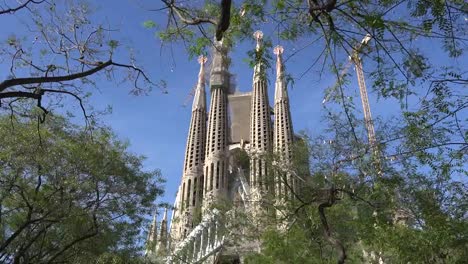 Spanien-Barcelona-Sagrada-Familia-Jenseits-Von-Bäumen-Im-Park