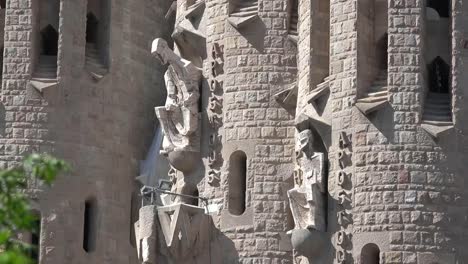 Spanien-Barcelona-Sagrada-Familia-Zoomt-Auf-Zwei-Geschnitzte-Figuren