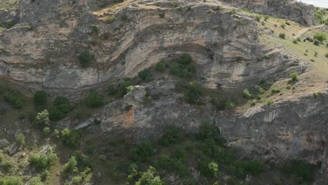 Spanien-Canyon-Des-Rio-Dulce-Mit-Gefalteten-Felsen