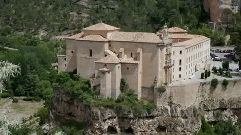 Spanien-Cuenca-Parador-Auf-Klippe-Im-Tal