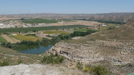 Spanien-Ebro-Fluss-In-Der-Nähe-Von-Sastago-Mit-Feldern-Und-Klippen