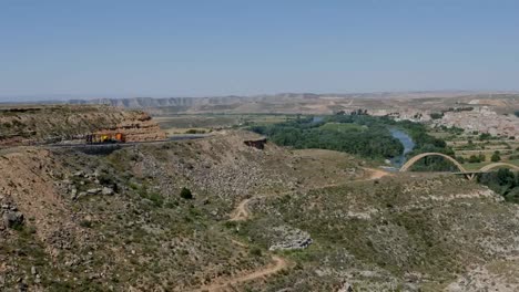 Spanien-Ebro-Fluss-Mit-Sastago-Und-LKW-Auf-Der-Straße