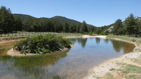 Spanien-Pool-An-Der-Quelle-Des-Tajo-Flusses