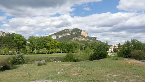 España-Serrania-De-Cuenca-Paisaje-Con-Montaña-Encima-De-Una