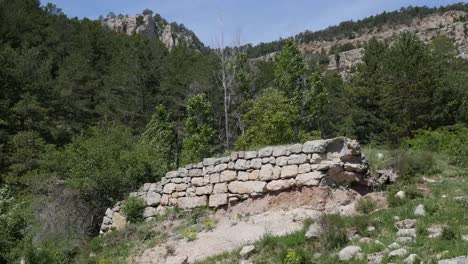 España-Sierra-De-Gudar-Vista-Con-Muro-De-Piedra