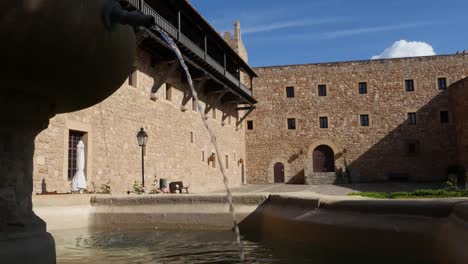 Spanien-Siguenza-Burgbrunnen-Gießt-Wasser