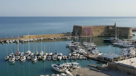 Griechenland-Kreta-Heraklion-Hafen-Mit-Vielen-Yachten