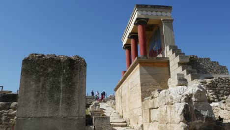 Griechenland-Kreta-Knossos-Restaurierte-Ruine-Seitenansicht-Mit-Touristen
