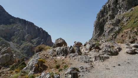 Griechenland-Kreta-Kourtaliotiko-Schlucht-Verstreute-Felsen