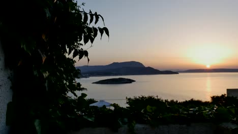 Griechenland-Kreta-Sonnenuntergang-Rahmen-Mit-Blättern