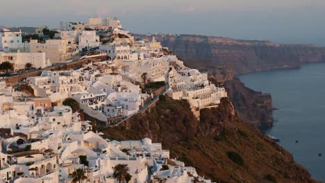 Grecia-Santorini-Fira-Y-El-Borde-De-La-Caldera-Volcánica-En-La-Luz-Del-Atardecer