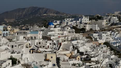 Griechenland-Santorini-Fira-Mit-Berg-Und-Blauer-Kuppelkirche-And