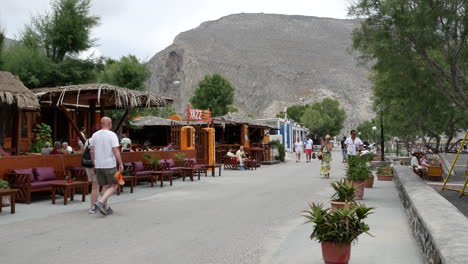 Griechenland-Santorini-Perissa-Touristen-Und-Cafés