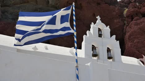 Griechenland-Santorini-Sankt-Nikolaus-Kirche-Griechische-Flagge