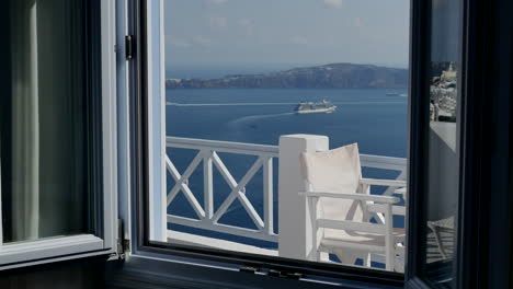 Griechenland-Santorini-Caldera-Durch-Ein-Fenster-Gesehen