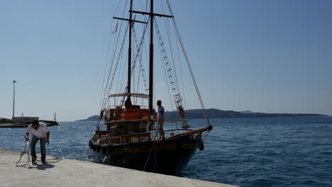 Griechenland-Santorini-Mann-Krawatten-Segelboot