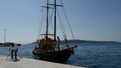 Grecia-Santorini-Hombre-Corbatas-Velero