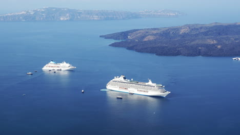 Grecia-Santorini-Barcos-En-Movimiento-En-Caldera-Lapso-De-Tiempo-Dramático