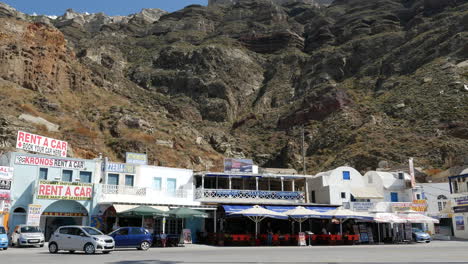 Griechenland-Santorini-Geschäfte-Und-Cafés-Unter-Caldera-Rim