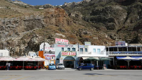 Griechenland-Santorini-Geschäfte-Unter-Caldera-Rand