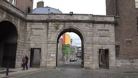 Irland-Dublin-Castle-Gate-Mit-Menschen-Zu-Fuß